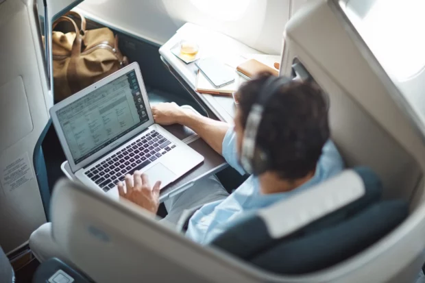  Cathay Pacific Introduces Complimentary Wi-Fi in First and Business class 